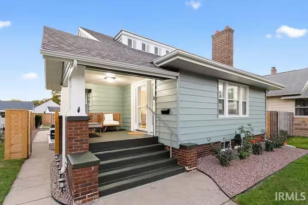 Photo of 1933 Inglewood Place, South Bend, IN 46616 (MLS # 202612656)