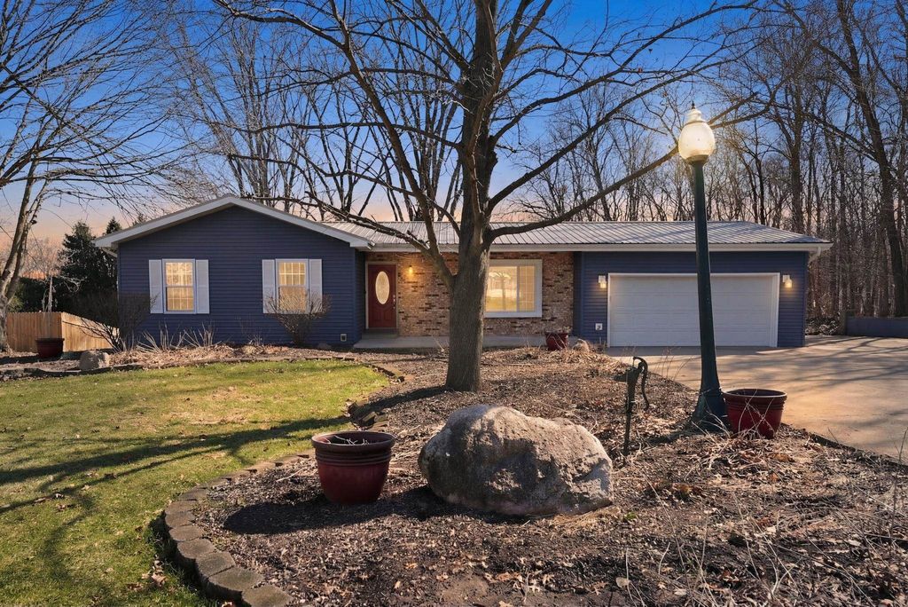Photo of 2438 S Woodland Trail, Warsaw, IN 46580 (MLS # 202607874)