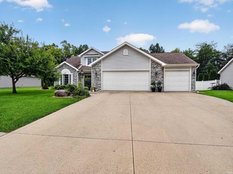 Tiny photo for 2009 Miami Trail, Huntington, IN 46750 (MLS # 202636250)