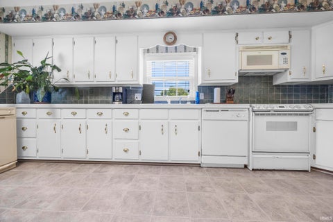 Tiny photo for 501 Third Avenue, Jasper, IN 47546 (MLS # 202625435)