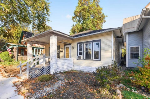 Photo of 418 W Fort Wayne Street, Warsaw, IN 46580 (MLS # 202644197)
