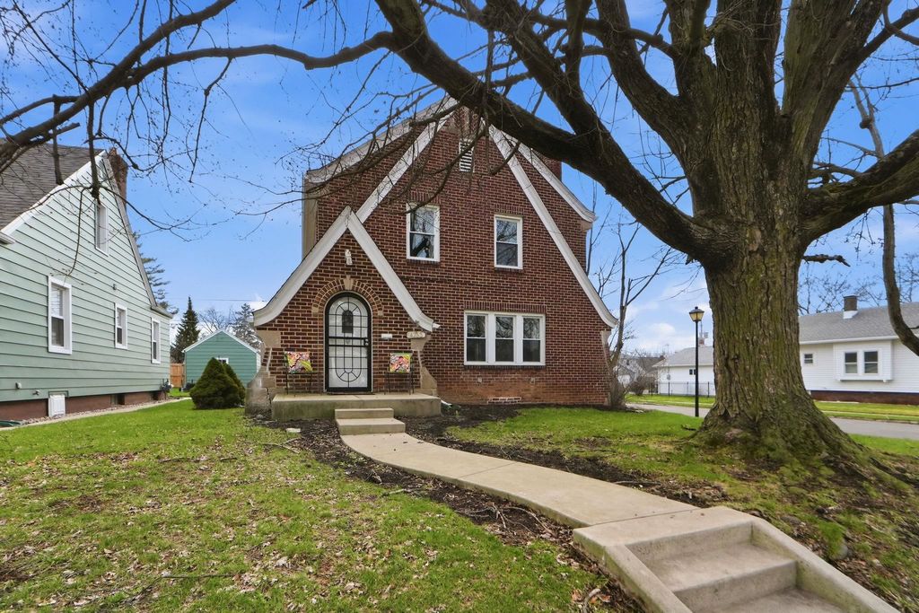 Photo of 4233 Arlington Avenue, Fort Wayne, IN 46807 (MLS # 202609316)