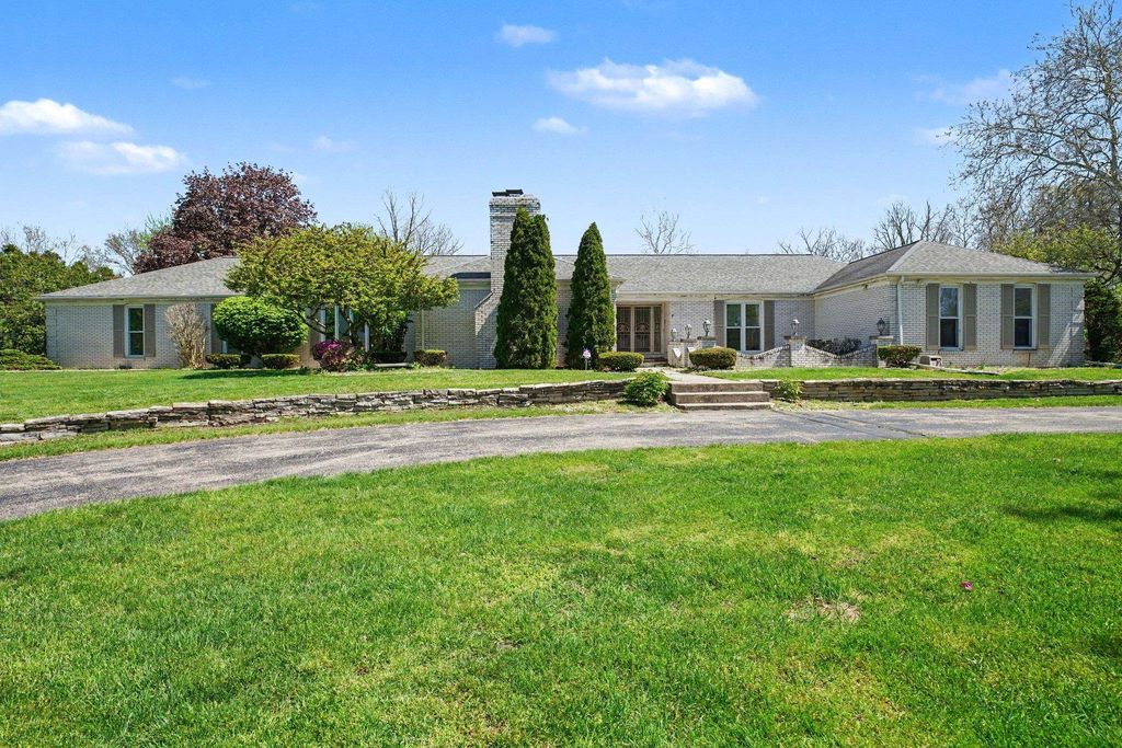 Photo of 1704 Brookwood Drive, Elkhart, IN 46514 (MLS # 202615414)