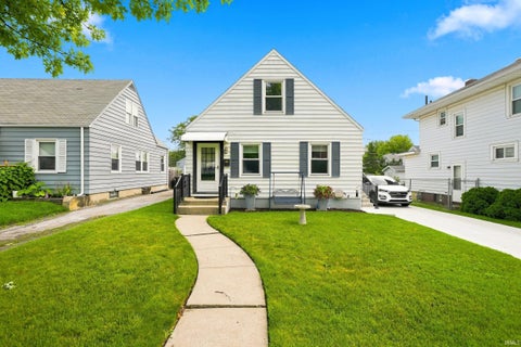 Photo of 1610 Cherokee Road, Fort Wayne, IN 46808 (MLS # 202638868)