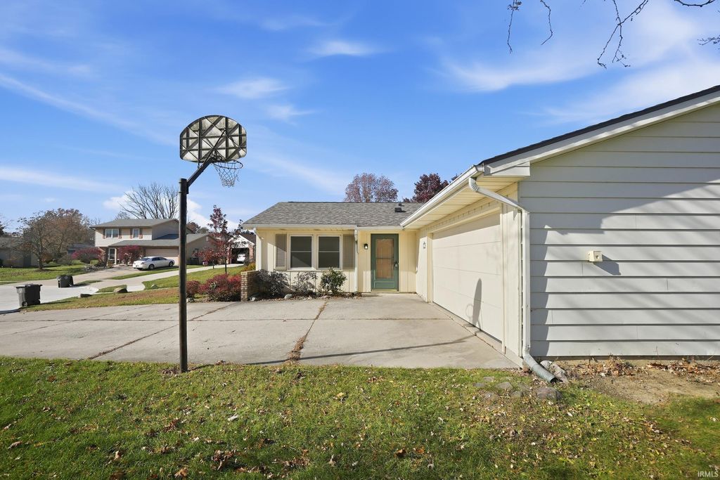 Photo of 3901 Ravenscliff Place, Fort Wayne, IN 46804 (MLS # 202536212)