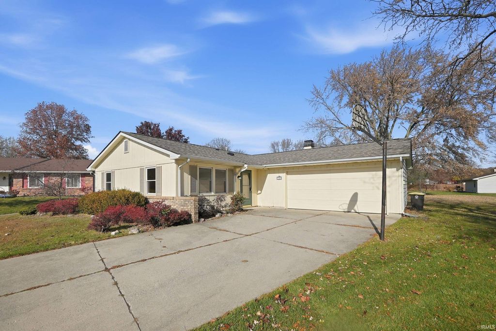 Photo of 3901 Ravenscliff Place, Fort Wayne, IN 46804 (MLS # 202536212)