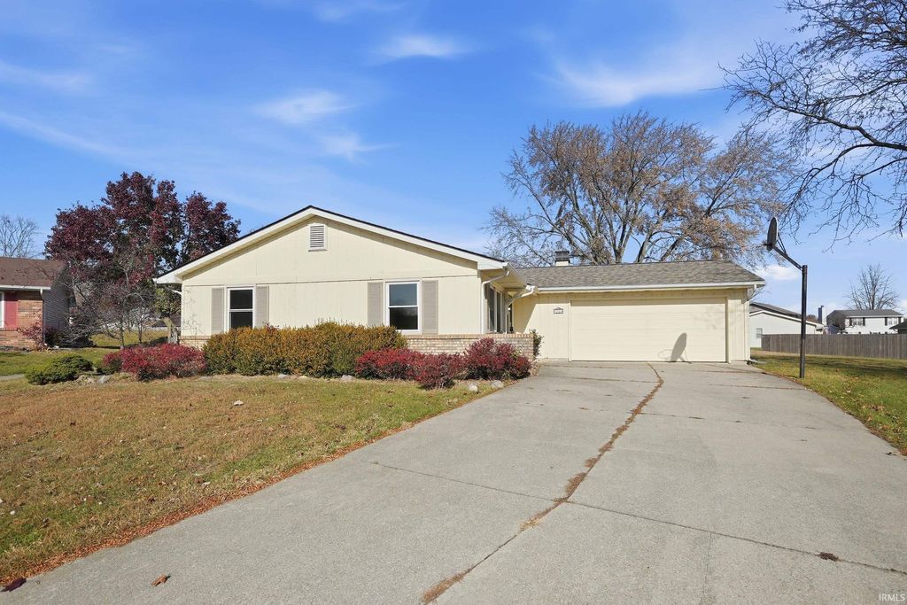 Photo of 3901 Ravenscliff Place, Fort Wayne, IN 46804 (MLS # 202536212)