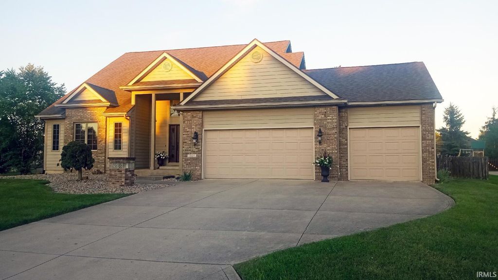 Photo of 1027 Blackthorn Cove, Fort Wayne, IN 46804 (MLS # 202539478)