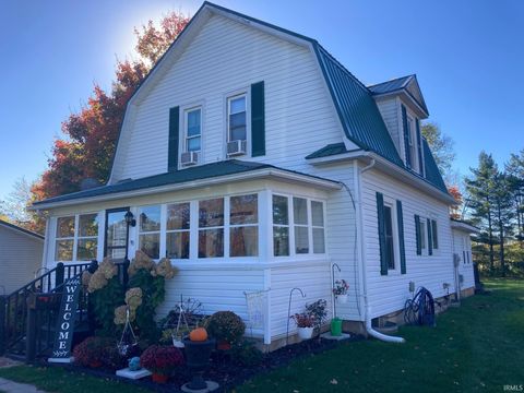 Photo of 737 N Canal St, Lagrange, IN 46761 (MLS # 202543118)