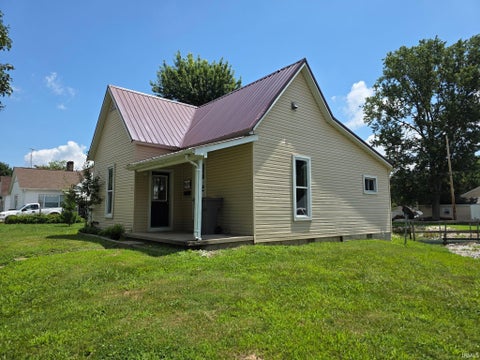 Tiny photo for 909 E Vincennes Street, Linton, IN 47441 (MLS # 202627967)