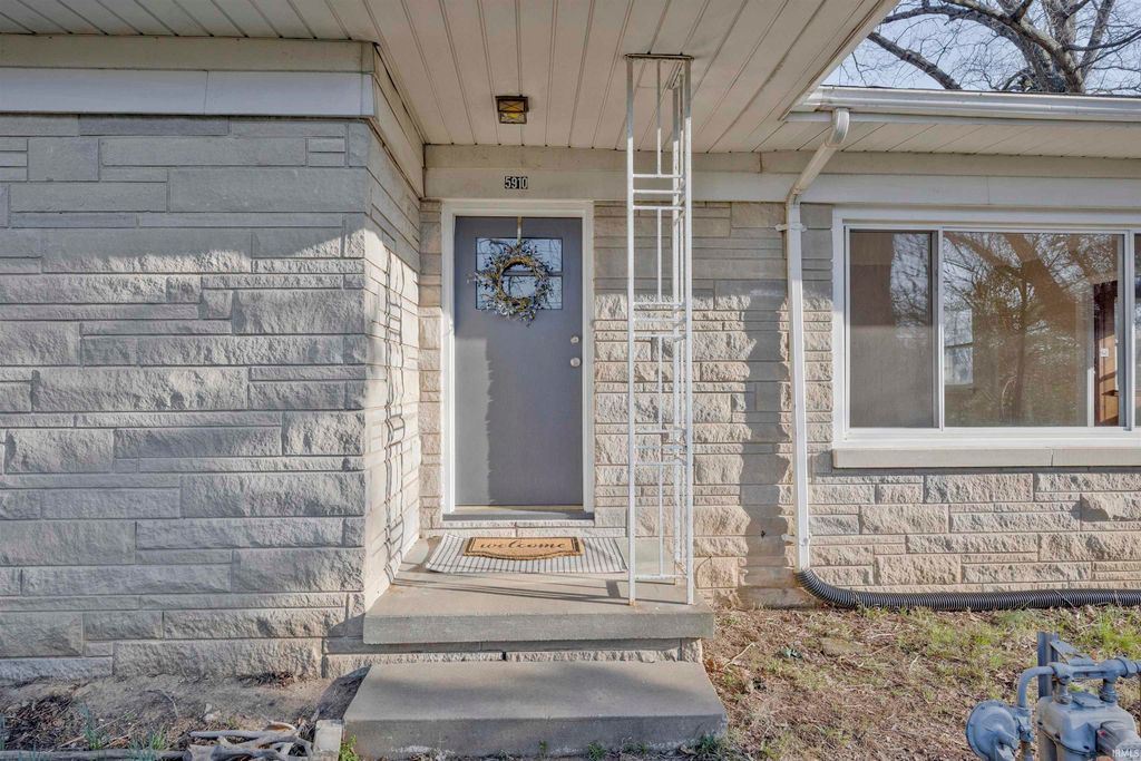 Photo of 5910 Newburgh Road, Evansville, IN 47715 (MLS # 202609376)