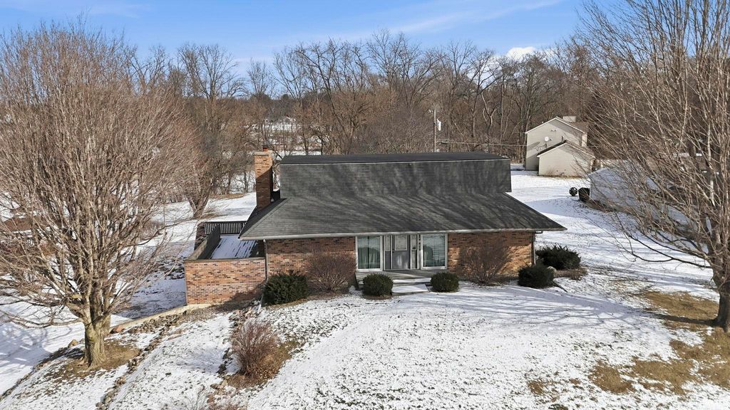 Photo of 704 N Hillcrest Drive Dr, South Whitley, IN 46787 (MLS # 202602568)