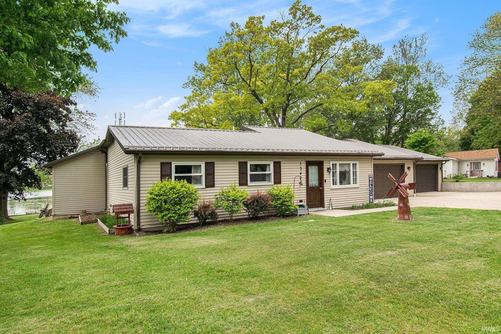 Photo of 13495 N Hillside Drive, Syracuse, IN 46567 (MLS # 202608235)