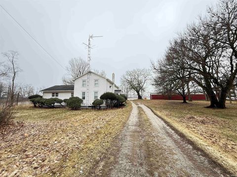 Photo of 5520 E 475 N, Howe, IN 46746 (MLS # 202607591)