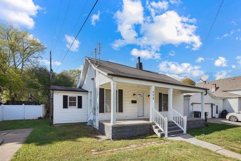 Photo of 209 N Maple Avenue, Warsaw, IN 46580 (MLS # 202541593)