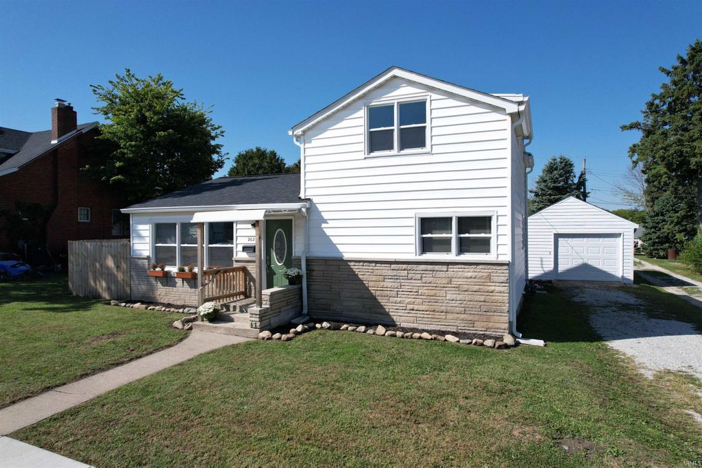 Photo of 202 N Washington Avenue, Fowler, IN 47944 (MLS # 202539261)