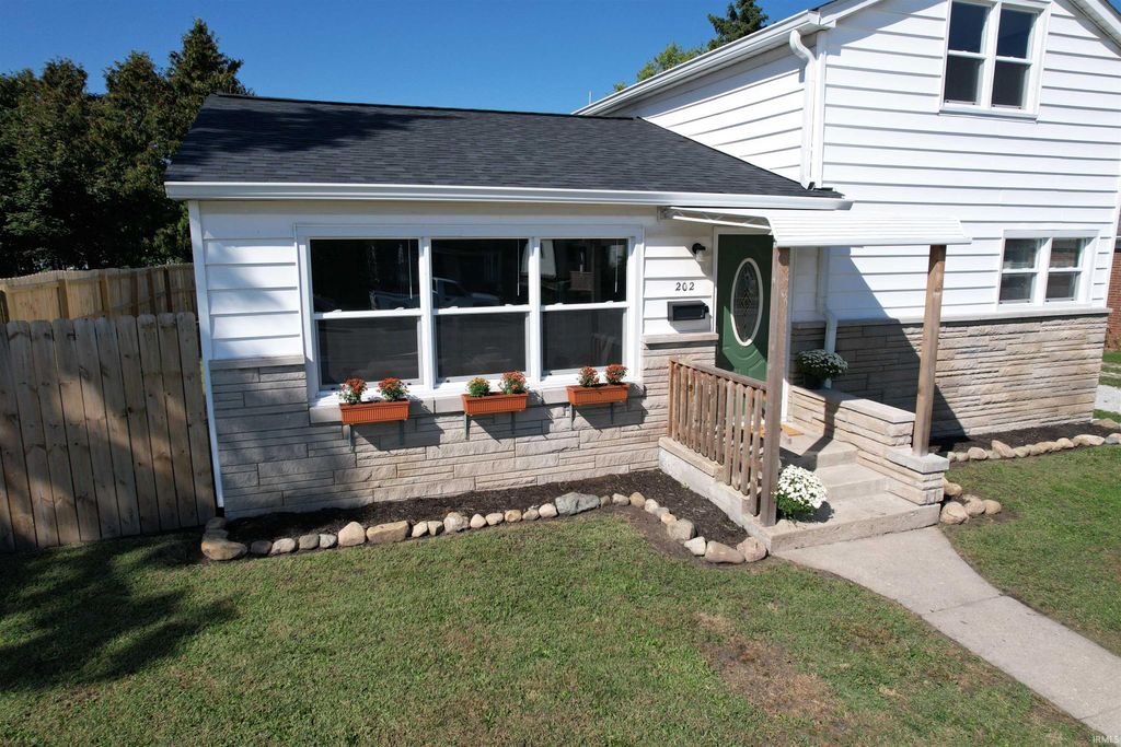 Photo of 202 N Washington Avenue, Fowler, IN 47944 (MLS # 202539261)