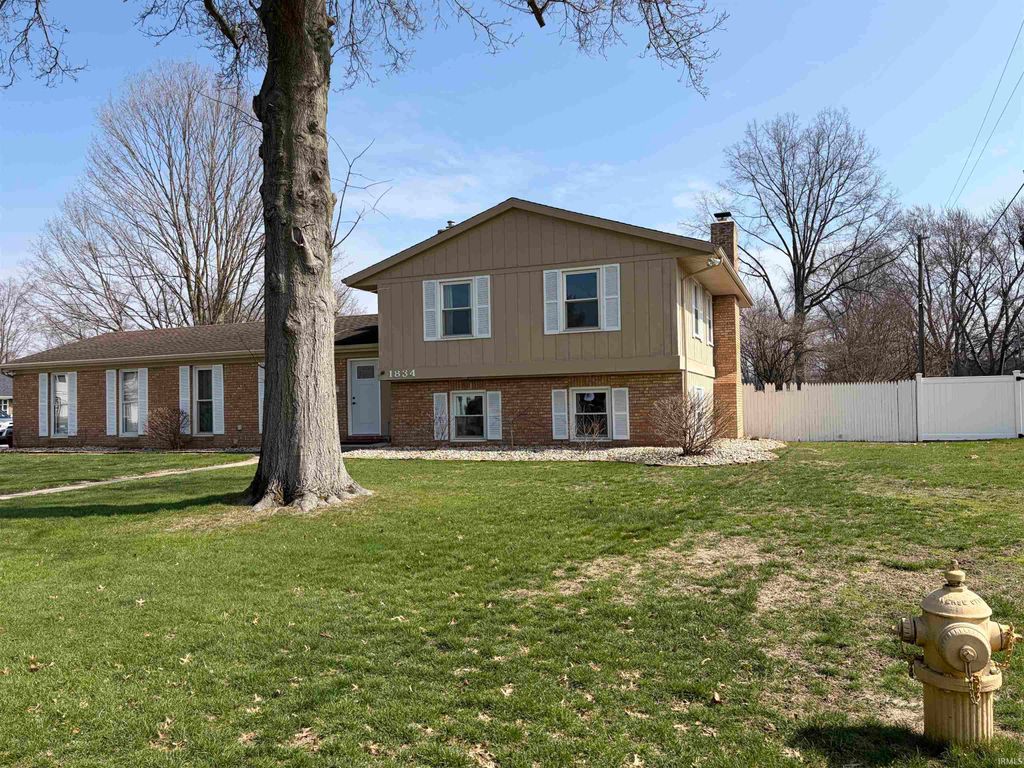 Photo of 1834 Crabtree Lane, Elkhart, IN 46514 (MLS # 202609664)