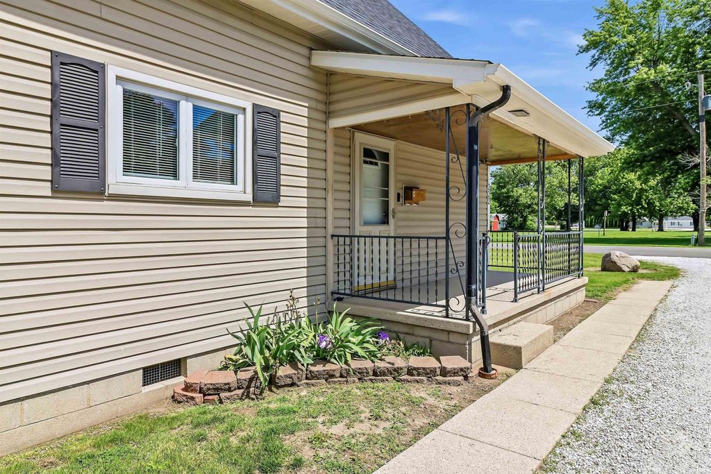 Photo of 222 W 10th Street, Matthews, IN 46953 (MLS # 202620778)