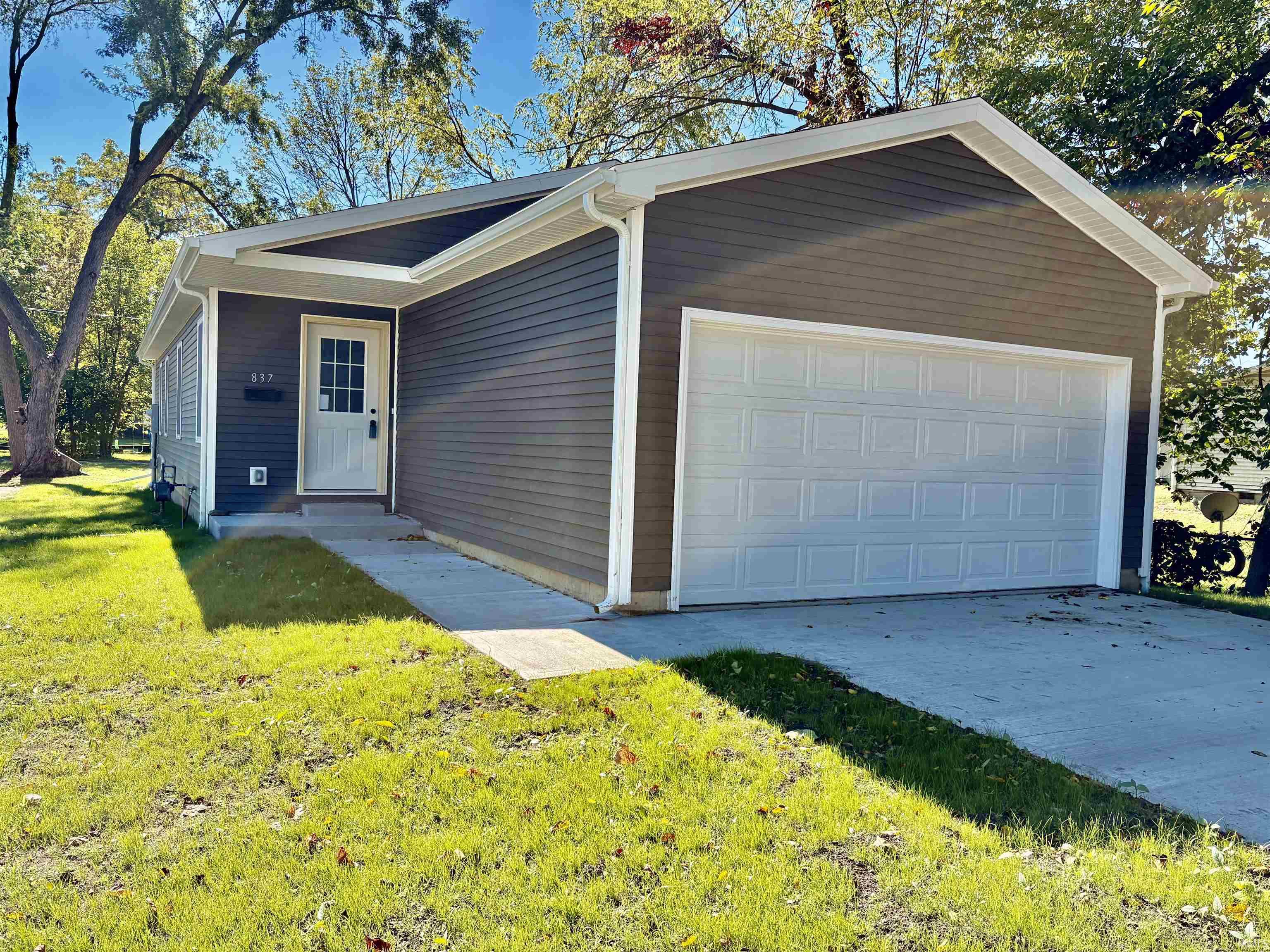 Elkhart, Indiana 46516, United States, 3 Bedrooms Bedrooms, ,2 BathroomsBathrooms,Residential,Pending,224643