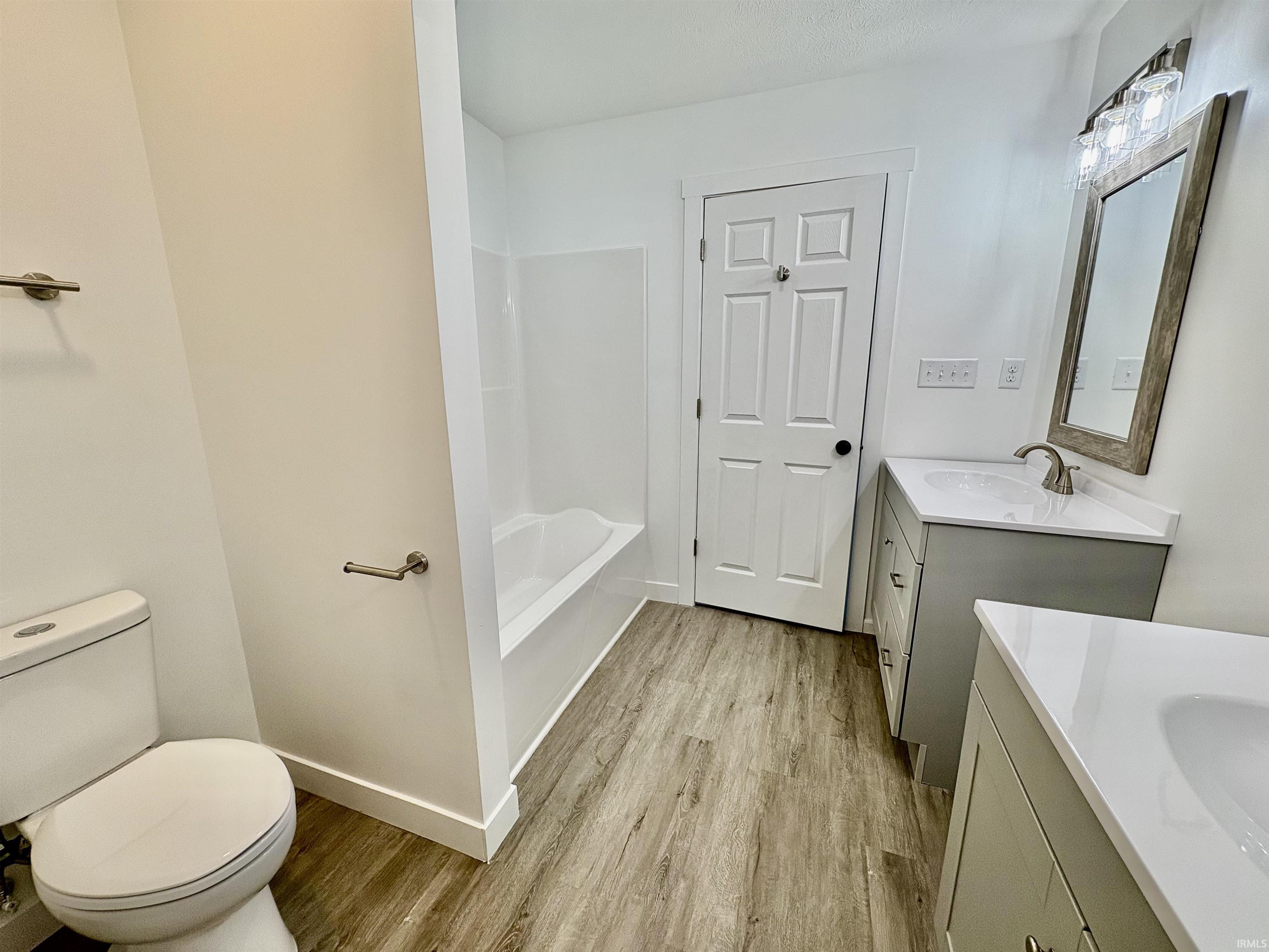 Elkhart, Indiana 46516, United States, 3 Bedrooms Bedrooms, ,2 BathroomsBathrooms,Residential,Pending,224643