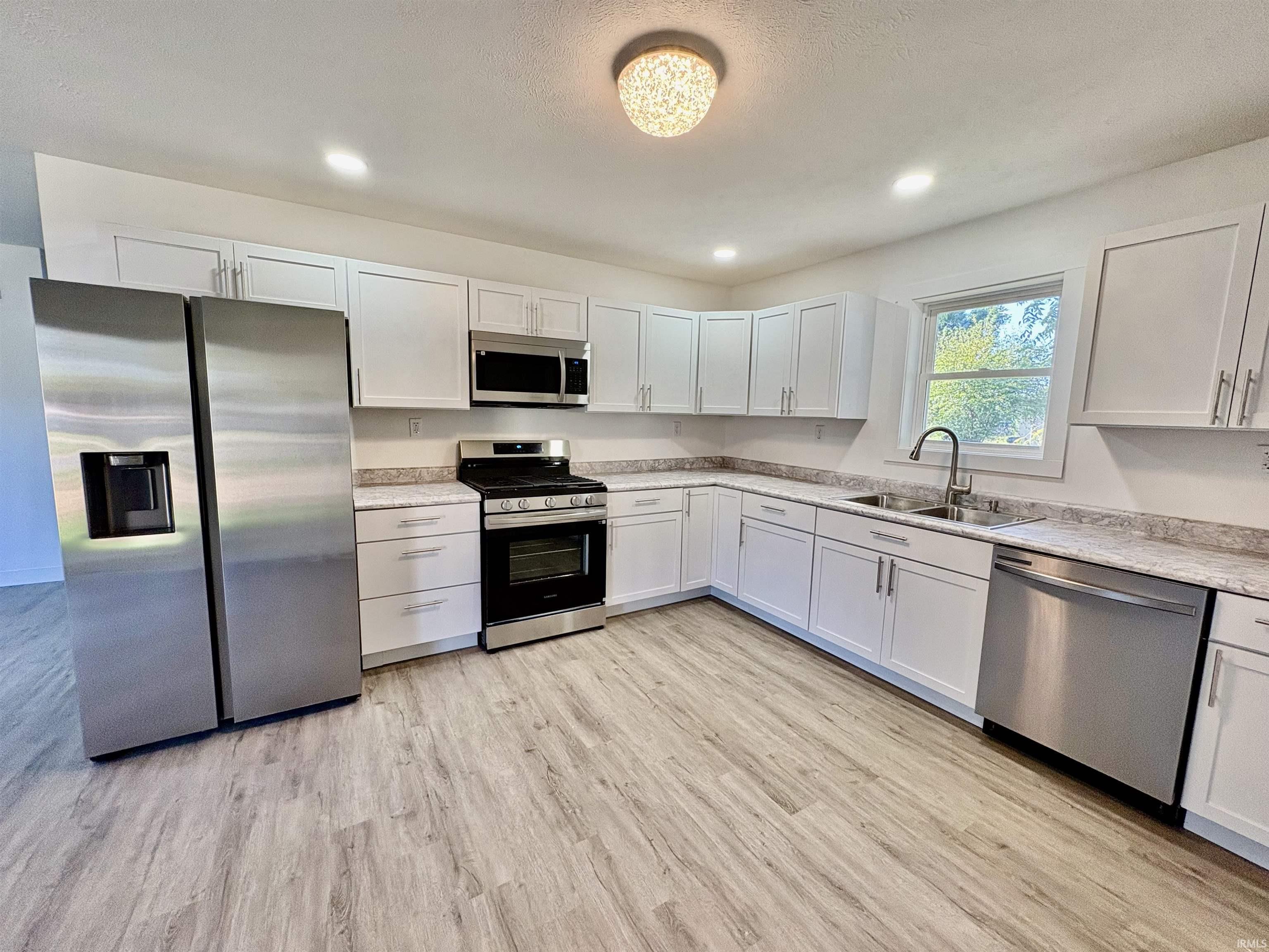 Elkhart, Indiana 46516, United States, 3 Bedrooms Bedrooms, ,2 BathroomsBathrooms,Residential,Pending,224643