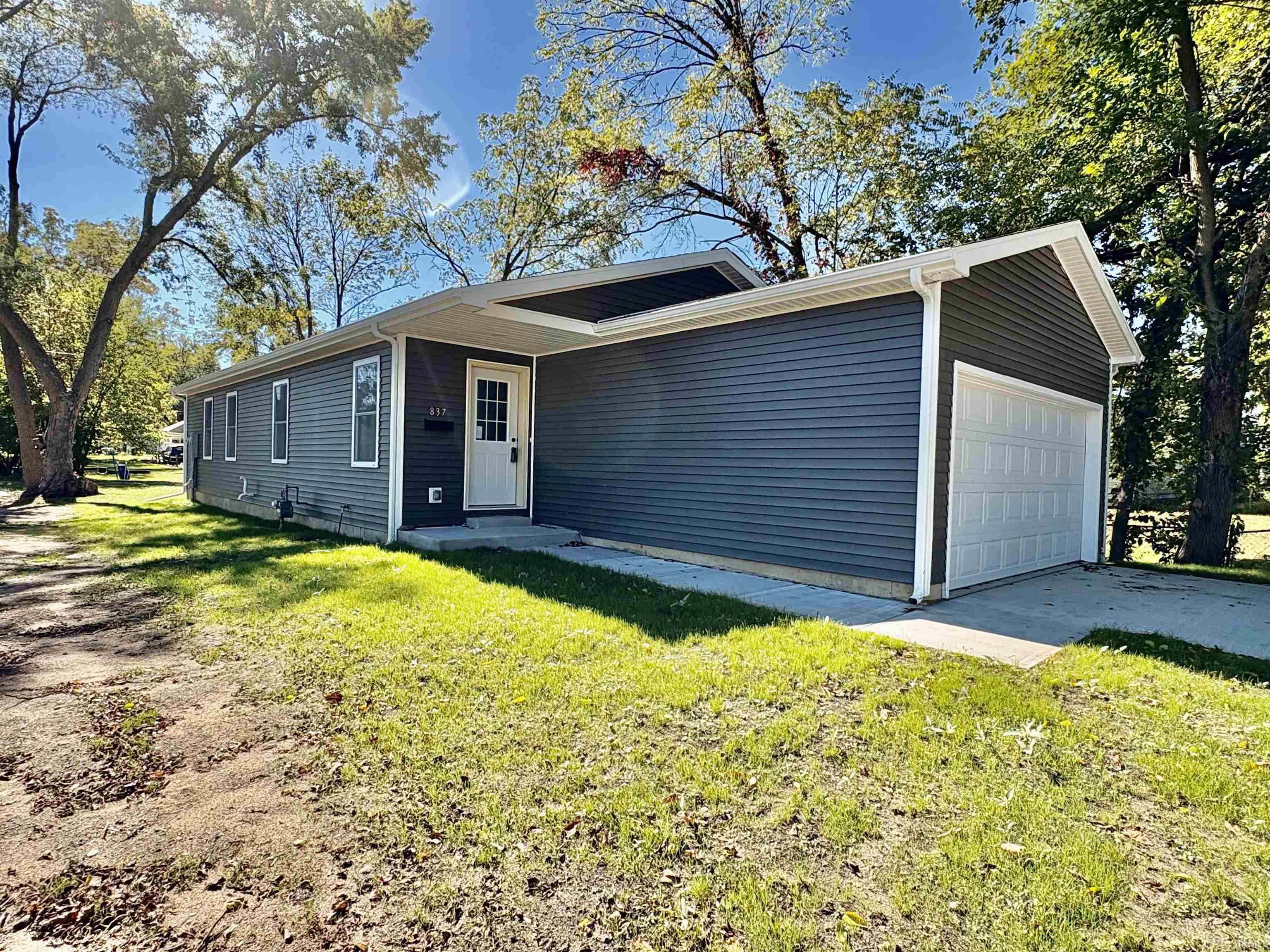 Elkhart, Indiana 46516, United States, 3 Bedrooms Bedrooms, ,2 BathroomsBathrooms,Residential,Pending,224643