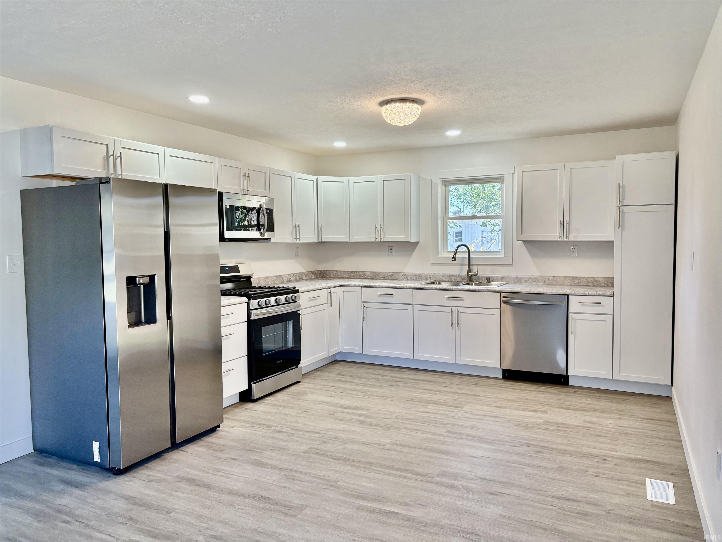 Elkhart, Indiana 46516, United States, 3 Bedrooms Bedrooms, ,2 BathroomsBathrooms,Residential,Pending,224643