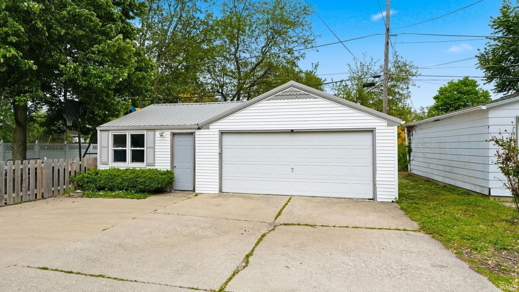 Photo of 5525 Fairfield Avenue, Fort Wayne, IN 46807 (MLS # 202619115)