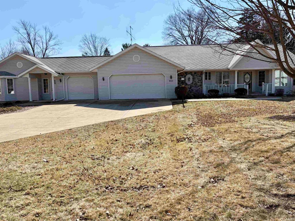 Photo of 923 W Chapel Pike Pike, Marion, IN 46952 (MLS # 202606383)