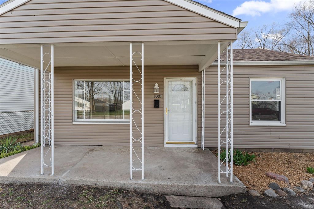 Photo of 1001 Carlton Street, Mishawaka, IN 46544 (MLS # 202609423)