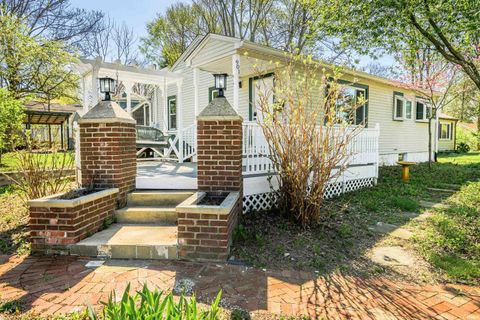 Photo of 901 S Lincoln Street, Bloomington, IN 47401 (MLS # 202612513)