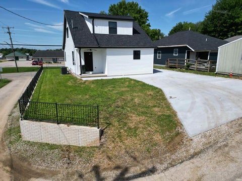 Tiny photo for 716 S 9th Street, Petersburg, IN 47567 (MLS # 202620505)