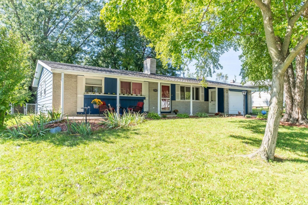 Photo of 2811 Bosworth Drive, Fort Wayne, IN 46805 (MLS # 202640563)