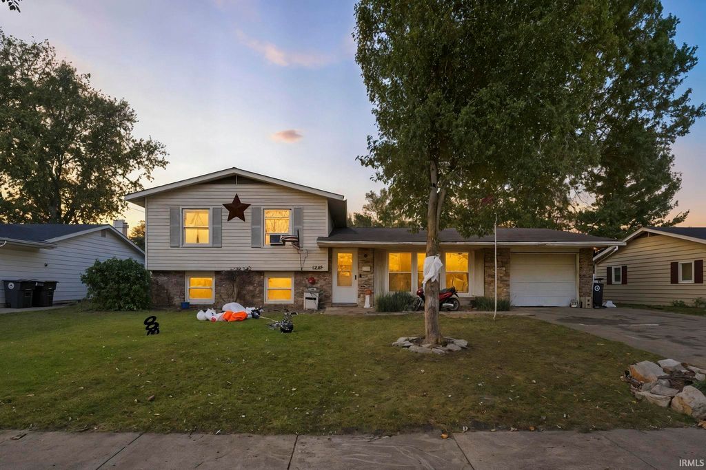 Photo of 1922 Legoma Drive, Fort Wayne, IN 46819 (MLS # 202548075)