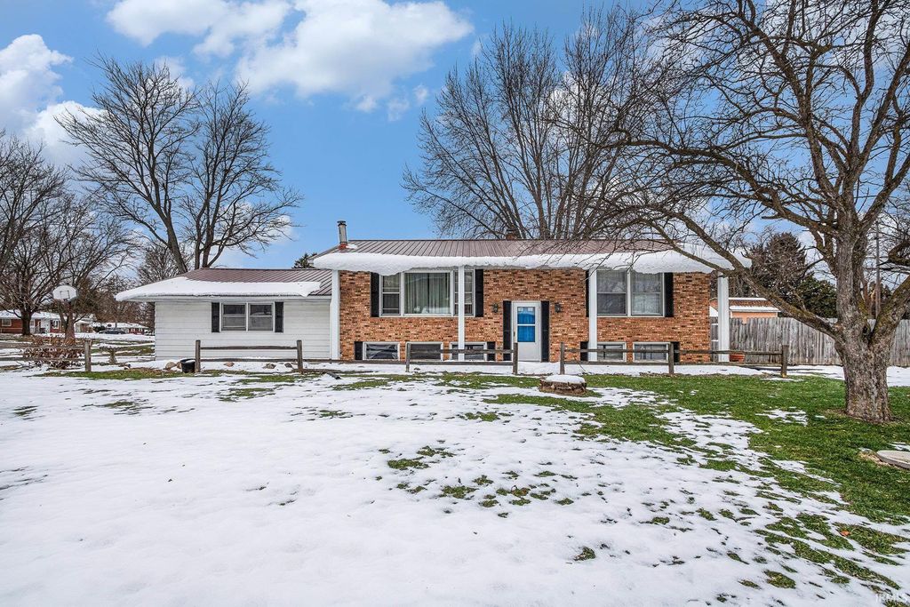 Photo of 59891 Kay Boulevard, Elkhart, IN 46517 (MLS # 202549012)