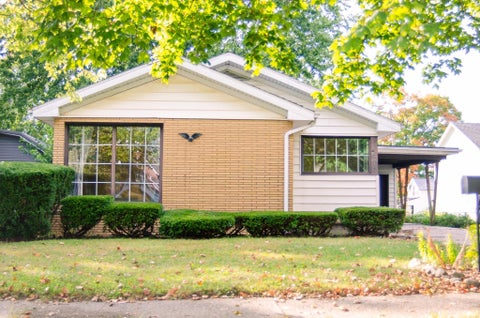 Photo of 605 N Main Street, Bourbon, IN 46504 (MLS # 202644889)