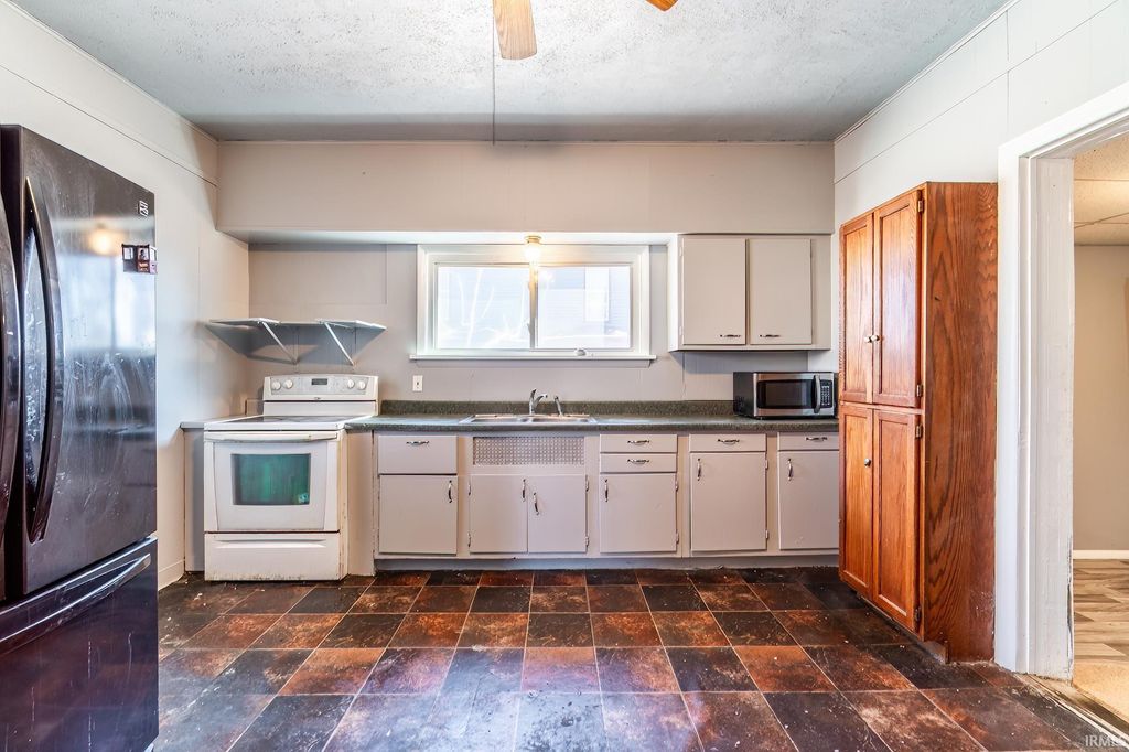 Photo of 729 E Franklin Street, Huntington, IN 46750 (MLS # 202607581)