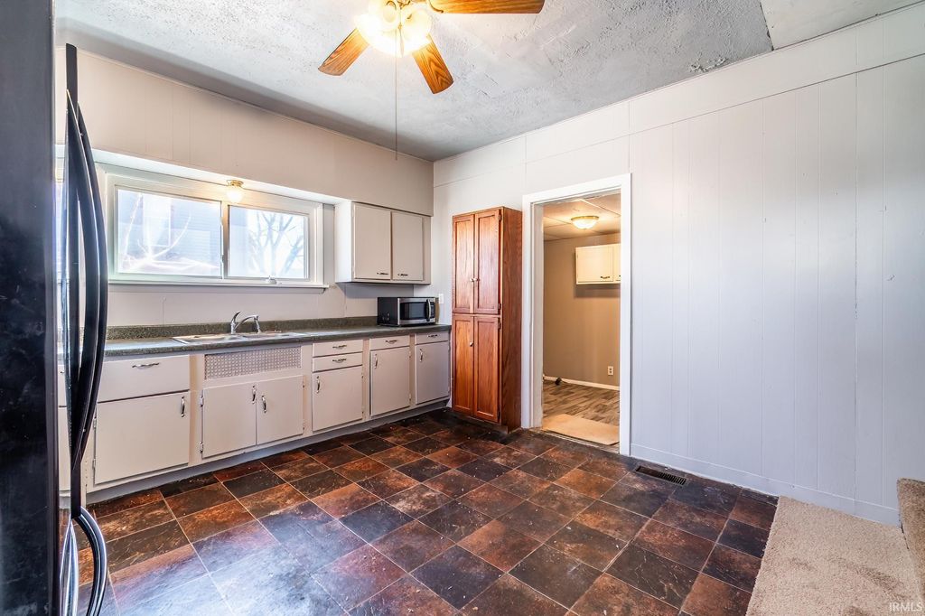 Photo of 729 E Franklin Street, Huntington, IN 46750 (MLS # 202607581)