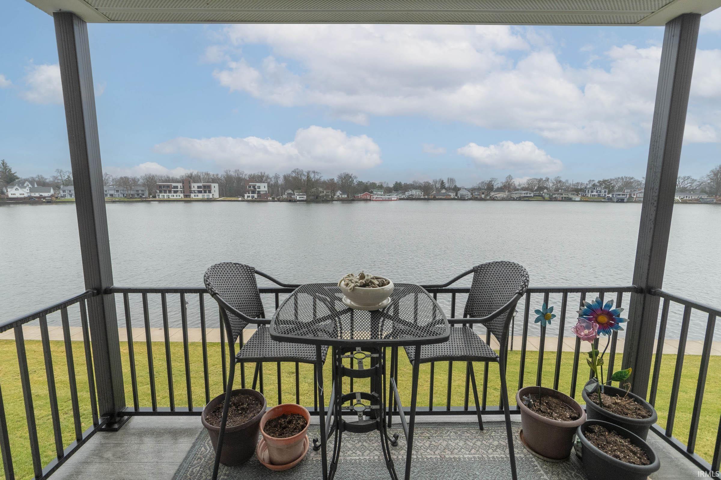 Elkhart, Indiana 46514, United States, 2 Bedrooms Bedrooms, ,2 BathroomsBathrooms,Residential,Pending,24096