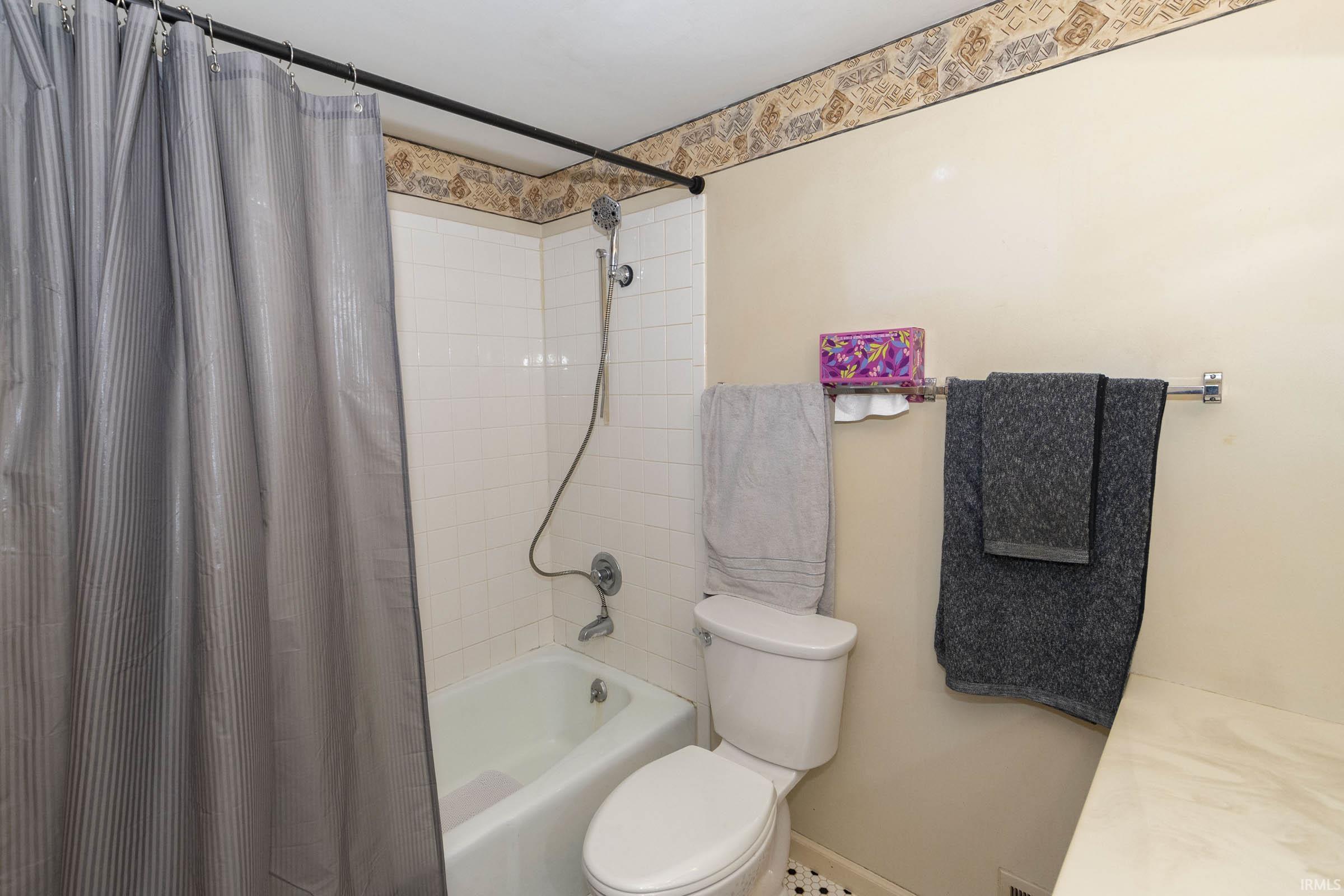 Elkhart, Indiana 46514, United States, 2 Bedrooms Bedrooms, ,2 BathroomsBathrooms,Residential,Pending,24096