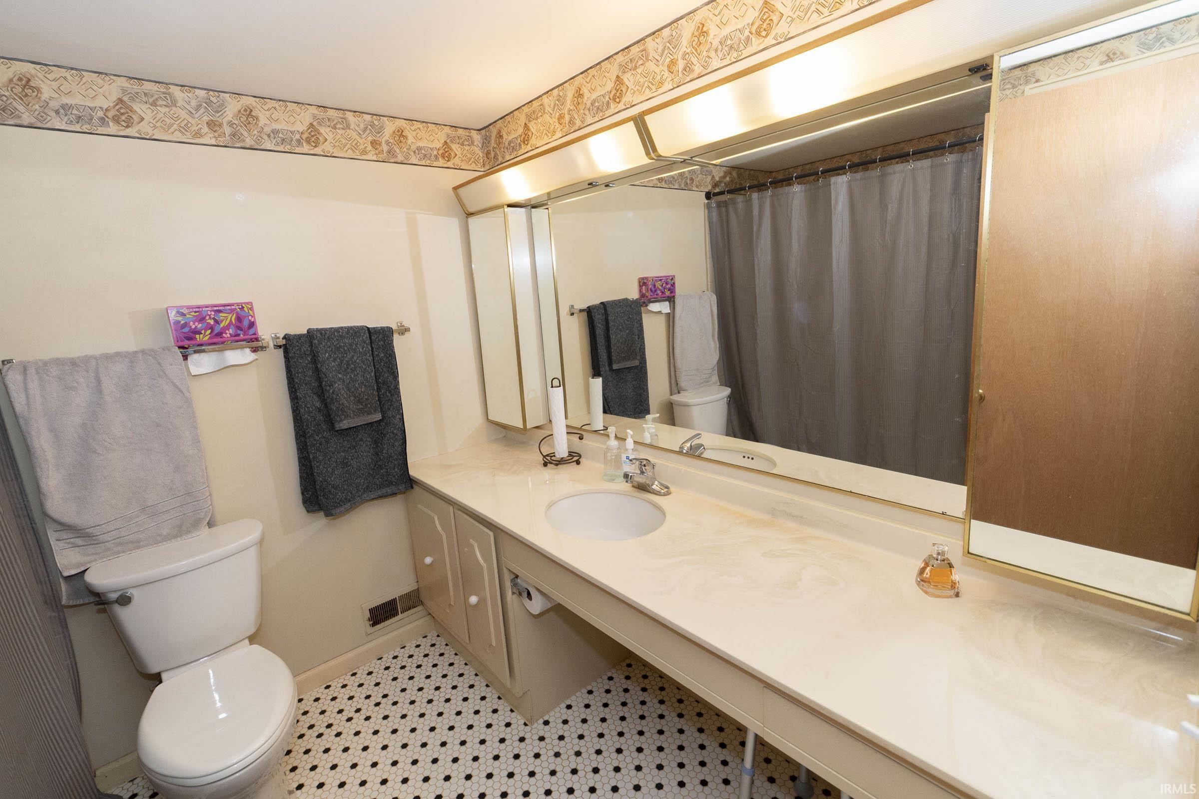 Elkhart, Indiana 46514, United States, 2 Bedrooms Bedrooms, ,2 BathroomsBathrooms,Residential,Pending,24096