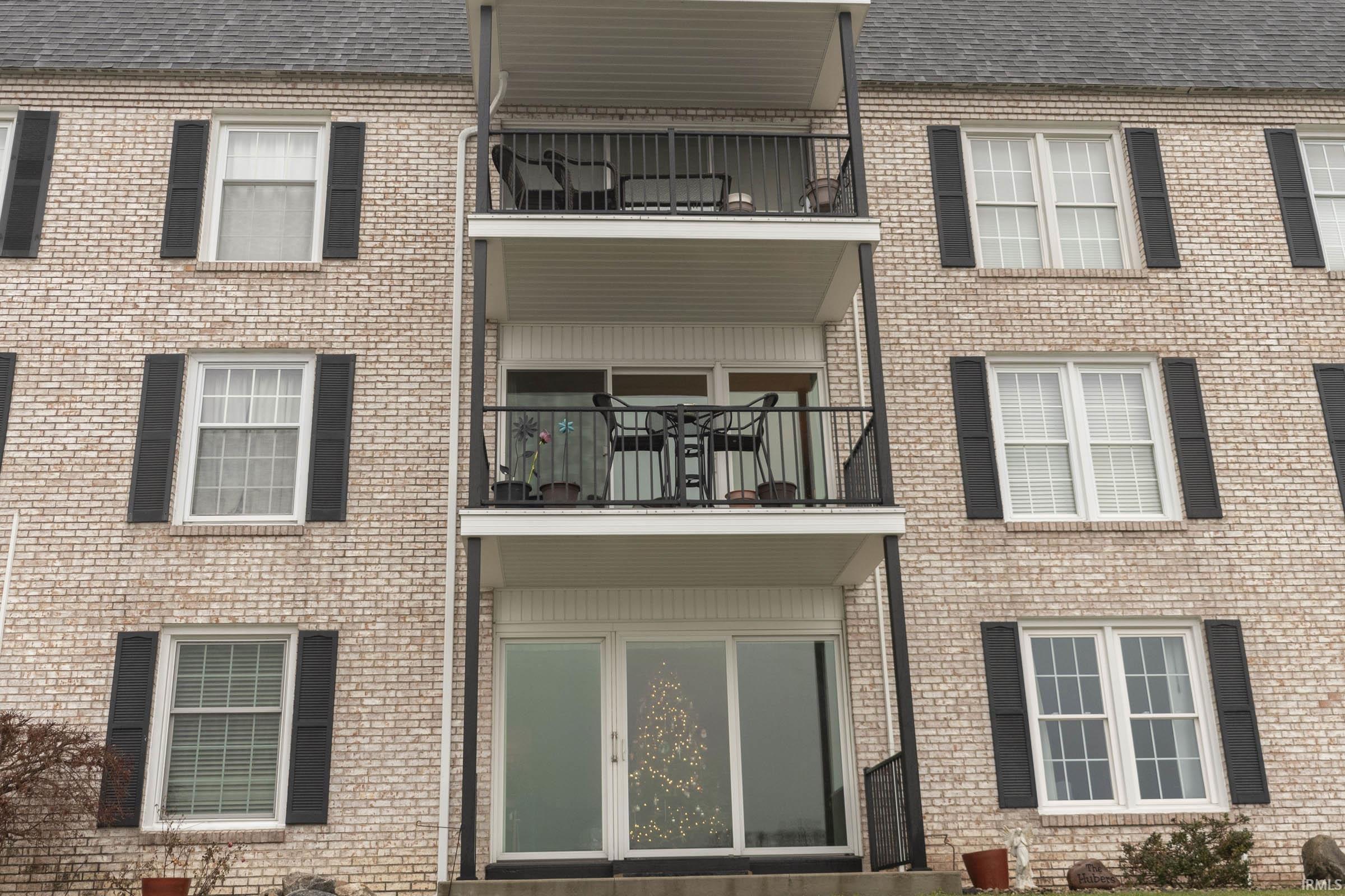 Elkhart, Indiana 46514, United States, 2 Bedrooms Bedrooms, ,2 BathroomsBathrooms,Residential,Pending,24096