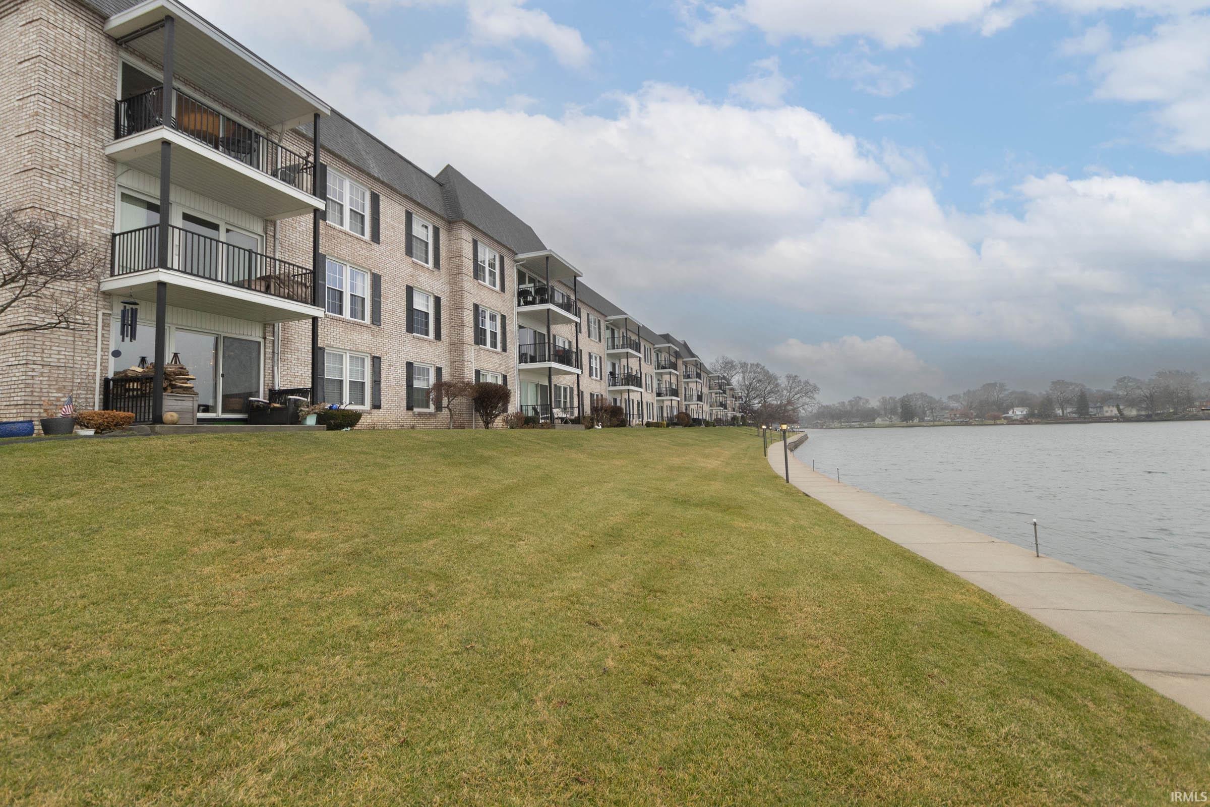 Elkhart, Indiana 46514, United States, 2 Bedrooms Bedrooms, ,2 BathroomsBathrooms,Residential,Pending,24096