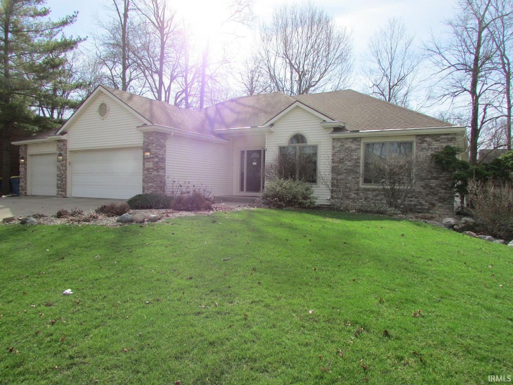 Photo of 1401 Sanders Drive Dr, Auburn, IN 46706 (MLS # 202609025)