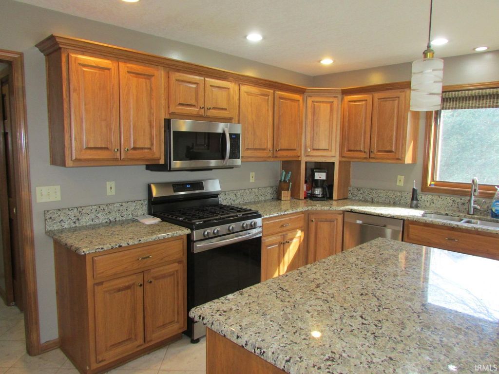 Photo of 1401 Sanders Drive Dr, Auburn, IN 46706 (MLS # 202609025)