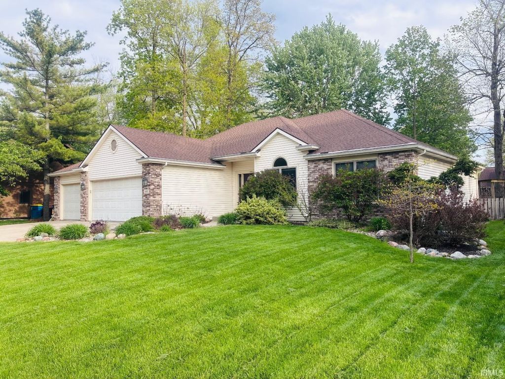 Photo of 1401 Sanders Drive Dr, Auburn, IN 46706 (MLS # 202609025)