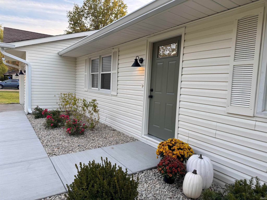 Photo of 905 S County Road 550 E, Selma, IN 47383 (MLS # 202547603)