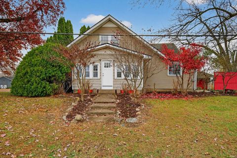 Photo of 807 S Franklin Street, Winamac, IN 46996 (MLS # 202546828)