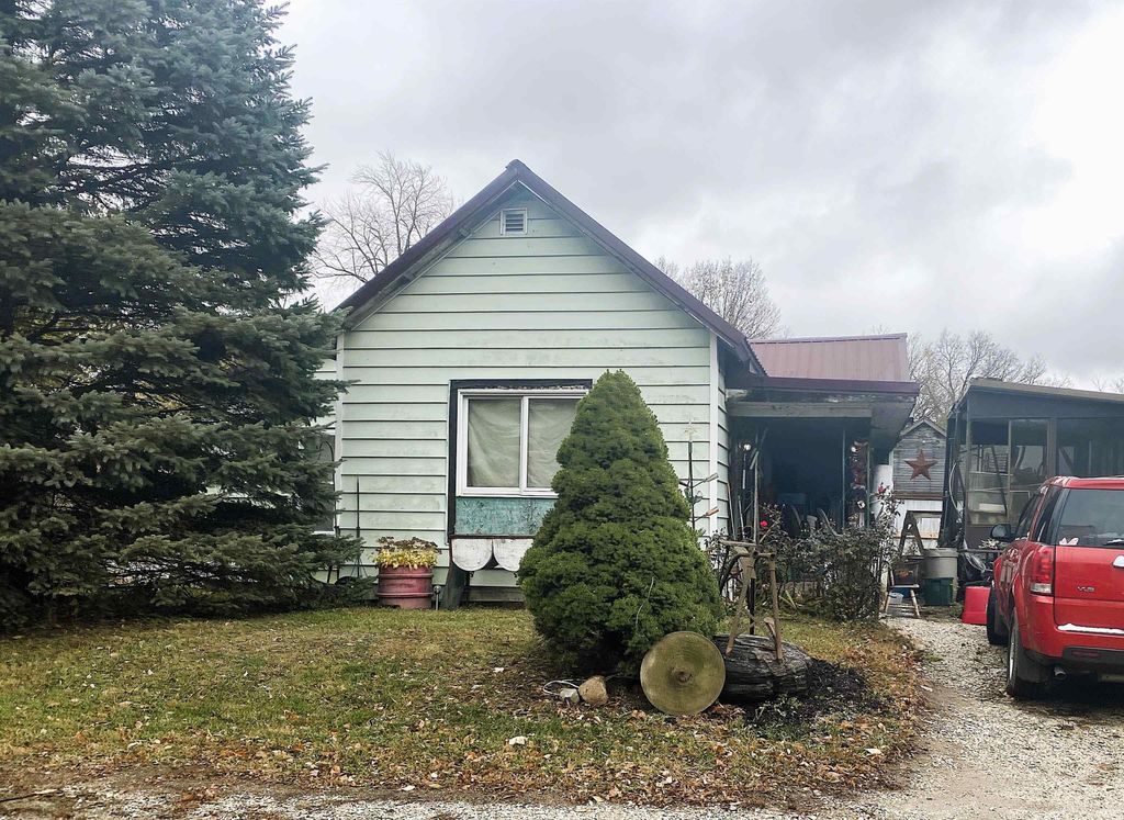 Photo of 403 S River Road Extension, North Manchester, IN 46962 (MLS # 202608851)